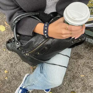 @Malin Frankelius ⚡️ Så snygga valentinoliknande armband i jeansmaterial! Den perfekta detaljen som kan göra en hel outfit! ⚡️