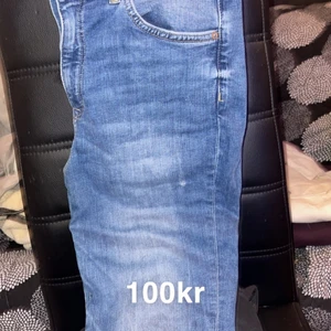 Jeans  - Slim Jeans  med öppning vid knä. Säljer pga för stora på mig. 