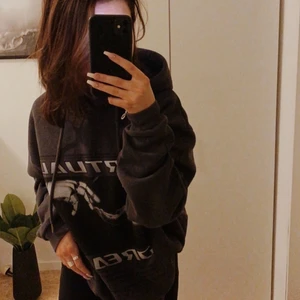 Madlady Hoodie - Oversized Hoodie från madlady. Den är mörkgrå med tryck. Super fint skick på tröjan, säljer för den inte kommer till användning. Hoodien är i Xs men är som sagt oversized så passar Xs-M ❣️ +köparen står för frakten 