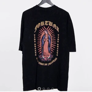 T-shirt från Collusion  - T-shirt från Collusion med coolt tryck på fram och baksidan. Slutsåld på ASOS. Bra skick. Köparen står för frakt. Storlek XS men passar XS-M