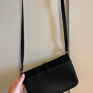 Väska - en väska från HM ord pris 149kr säljer för 100kr med frakt 