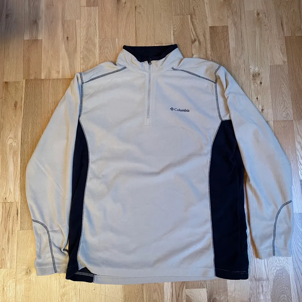 Hej!  Säljer Columbia Klamath Range II Fleece. Dessa är helt nya kvar i obruten plastförpackning. Väldigt sköna, snygga och passar perfekt till vintern/fjällen för ett mycket bra pris. Beige: Small/Medium/Large Blå: Small Originalpriset ligger på 300kr. Kan fås billigare vid köp av flera! Går jättebra att skriva ett meddelande om man har några frågor.  Mvh Edvin. Hoodies.