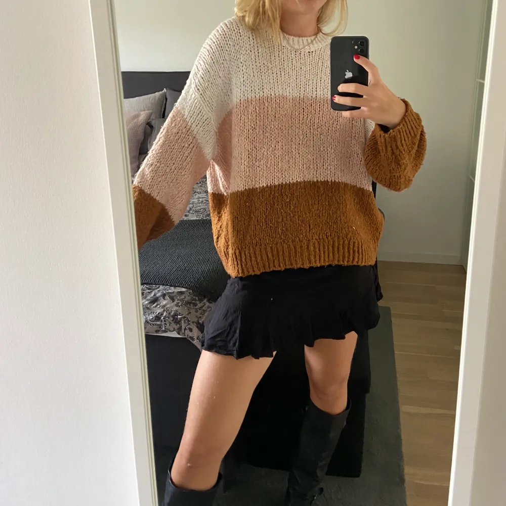 Stickad tröja i tre färger🤍💓🤎 från Pull&Bear. . Stickat.