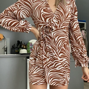 Zebra klänning  - Super söt wrap klänning. Inte stretchig men justerbar så passar XS-M. Aldrig använd då den är rätt kort på mig (är 169cm) köpt utomlands så vet inte märket 