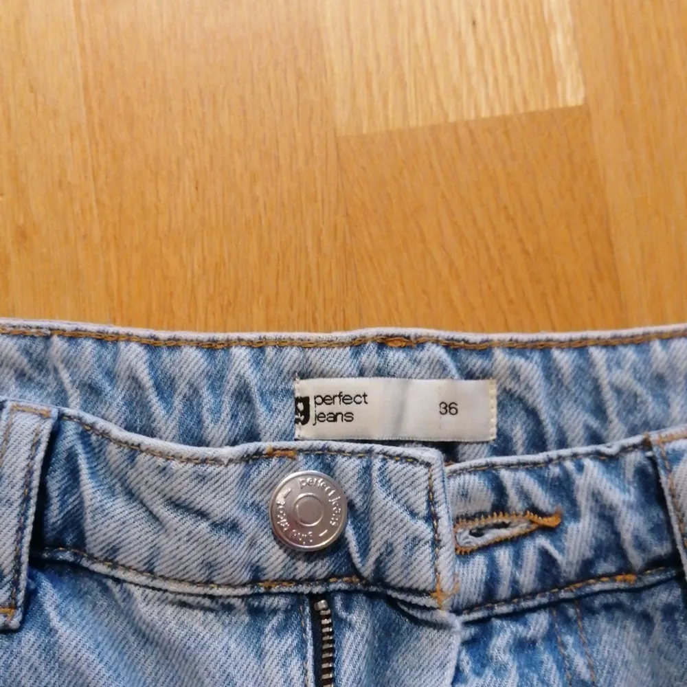 Säljer nu mina ljusblå jeans från Gina Tricot. De är i storlek 36, använda endast 3 gånger, nästintill nyskick på jeansen. Nypris 599 kr 🤍 Köpt är köpt och tar inga returer. Frakt ingår, men kan även mötas upp i Helsingborg eller Ängelholm🤍 . Jeans & Byxor.