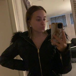 En rockanblue jacka  - jag säljer nu min rockanblue jacka för att känner att det inte är min stil riktigt längre, den är använd få gånger på vintern när det vart extra kallt bara, så den är så gott som ny kan man säga.