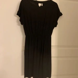 gullig klänning  - gullig klänning från hm, går över knäna på mig som är 164. storlek S. 70kr+frakt 💕