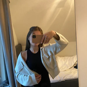 Kofta  - Kofta från Gina tricot, säljer eftersom jag inte använder den längre💕 storlek s 