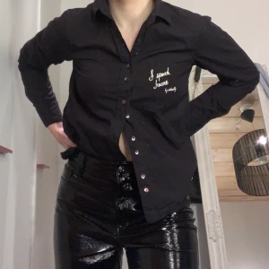 Svart odd molly skjorta i storlek xs!💞🥰 - Suuper fin odd molly skjorta i strl xs😍 Säljer då den bara tar onödig plats i garderoben och blivit bortglömd!☺️😍På baksidan och framsidan ser man tytdligt odd molly märket, på framsidan även en ljus rosa  text där det står ”I speak heart by oddmolly” Men inge märkvärdigt en fin detalj bara🥰ALDRIG ANVÄND💞Bjussar frakten