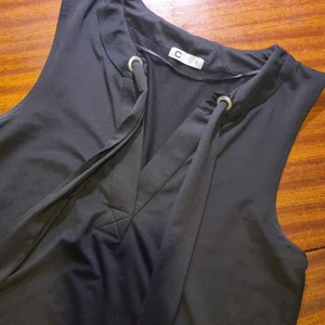 Svart topp - Svart topp med snörning storlek s 15 kr. Samfraktar vid köp av flera varor för 66 kr 📦❣