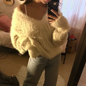 stickad tröja - säljer denna asmysiga stickade tröjan som är perfekt nu inför hösten, använd väldigt få gånger och kommer inte till användning 🤍 sl M men passar s-m då den är väldigt oversized 