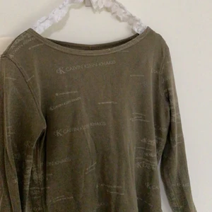 Militärgrön Calvin Klein sweatshirt  - Jättefin grön tröja från Calvin Klein som sitter jättefint. Storlek S, säljes pga får inte använding för den längre. Nypris 350kr. Frakt tillkommer💞💞