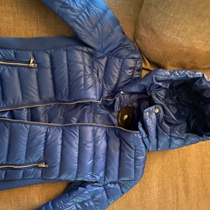 Blå zara jacka storlek S❤️ - Säljer denna fina jackan för jag it använder den💕 Köptes här på Plick men den är i väldigt bra skick och jag har aldrig använt den💕