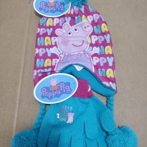 Greta gris mössa och vantar storlek 52 - Passar barn mellan 2 och 3 1/2 år. Frakt tillkommer med PostNord spårbart 39 kr.