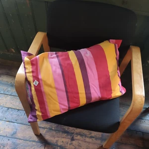 Randig kudde - Säljer då den inte kommer till användning. I nyskick. Osäker om måtten men ca 15x40cm. Den ligger även ute på loppis så skriv så fort som möjligt om du vill köpa den. Går då till loppisen å ser om den finns kvar. Säljer även 