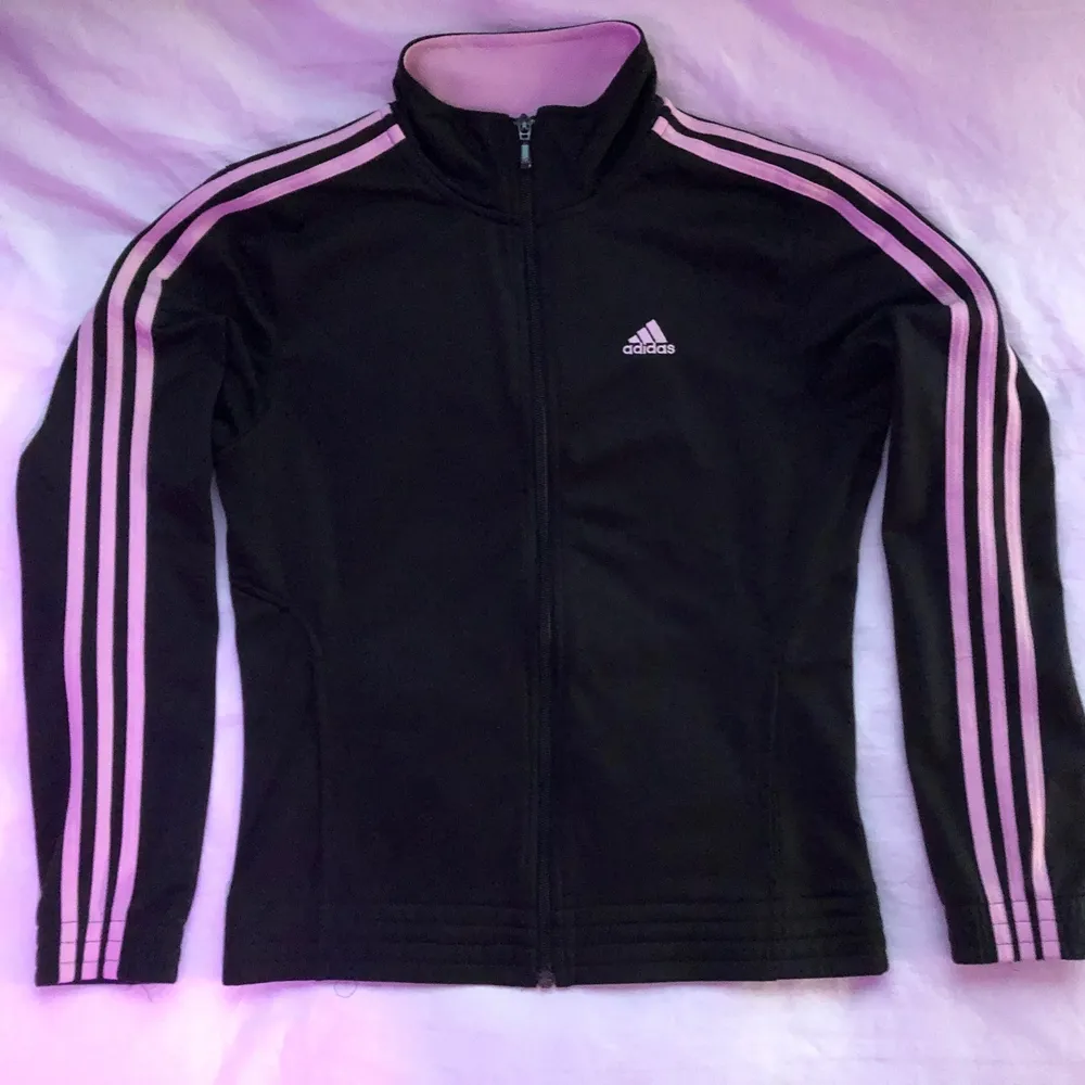 (Återupplagd pga oseriös köpare) y2k babypink adidas tracksuit i strl s. Thriftad men är i nyskick! Ser inga fel på den whatsoever och har inte haft på mig den själv. Dm för funderingar<3. Hoodies.