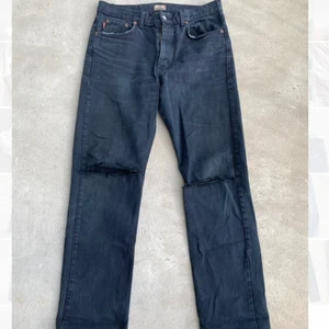 Jeans med hål! - Jeans med hål! Har en fläck vid ena knät (fråga för bild) Innerbenslängd: 84cm. Möts på söder annars står köparen för frakt på 66kr ❤️