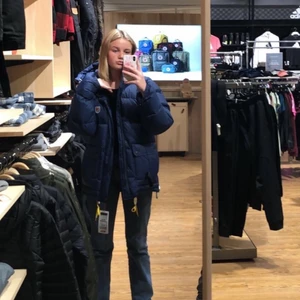 Söker fjällräven jacka  - Söker mörkblå fjällräven jacka storlek M helst