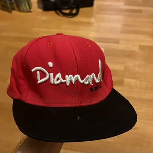Diamond Snapback - En Röd/Svart/Grön snapback från Diamon supply Co