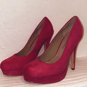 Rosa klackskor  - Storlek 36 från ellos, aldrig använda.