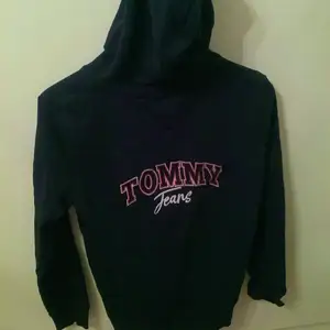 Helt ny marin blå Tommy Hilfiger hoodie