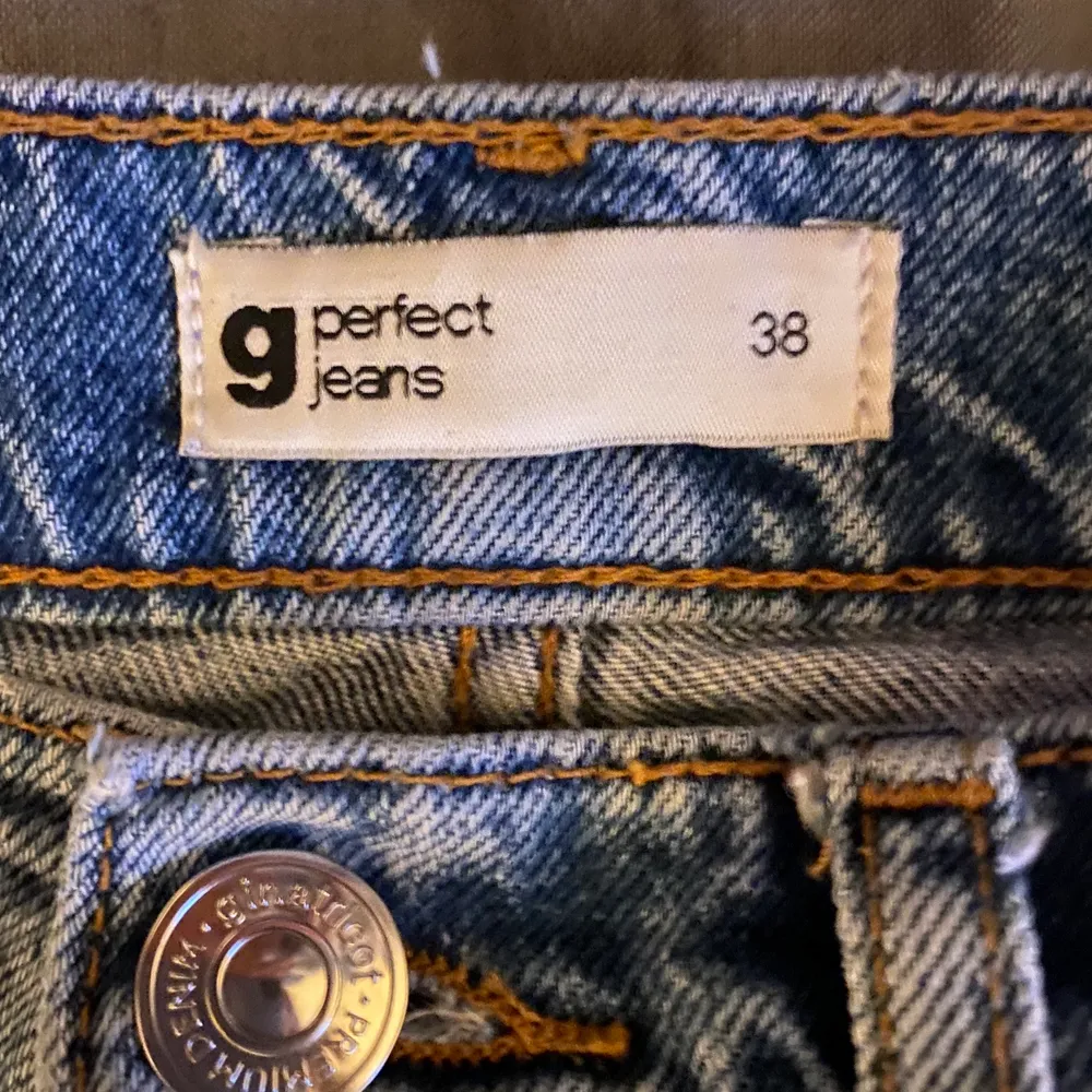 Säljer mina Gina tricot jeans i stl 38. De är i fint skick, använda hyfsat mycket!💙. Jeans & Byxor.