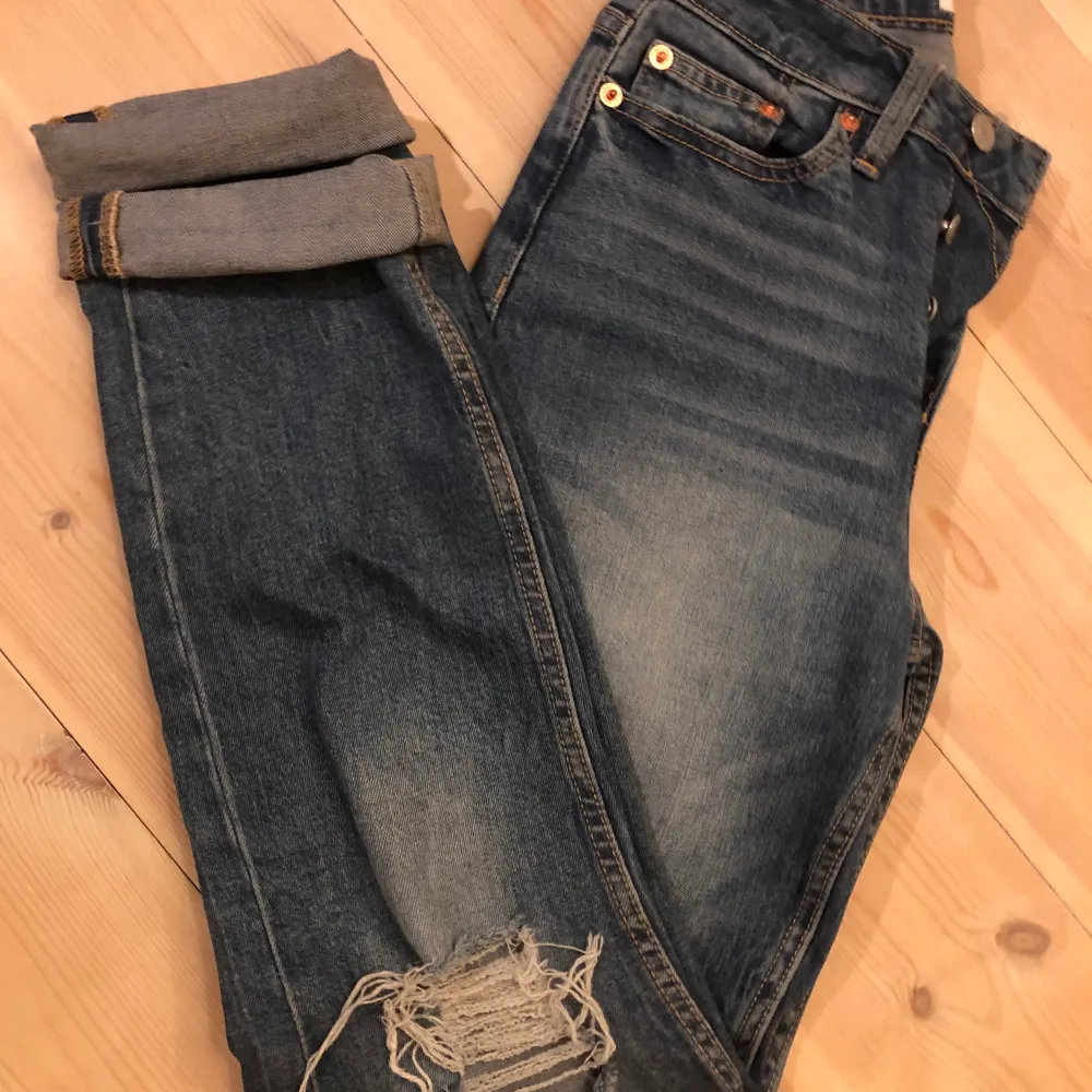 Jättesnygga jeans med hål vid knäna. Från Lager 157. Köpt drygt 1 är sedan för 300kr, säljer för 150 kr (frakten ingår ☺️). Inga defekter eller fel på plagget. Dm för bilder. . Jeans & Byxor.
