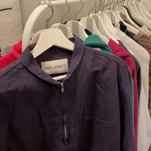 Our legacy skjorta  - Snygg our legacy skjorta storlek 50. Half zip och skönt material. Sitter stort på mig, är 176 cm 