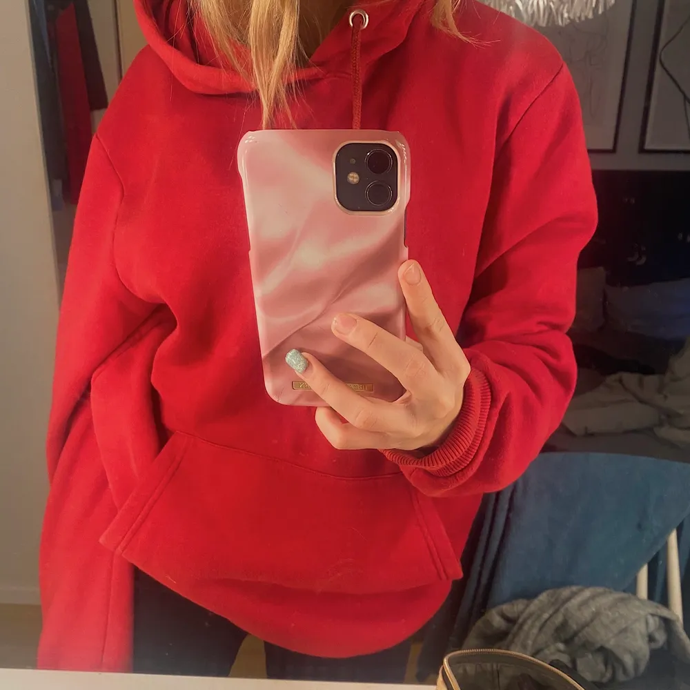 Röd hoodie, knappt använd💞. Hoodies.