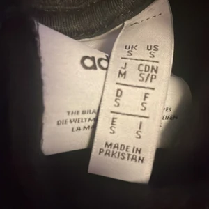 Adidas hoodie strl S - Säljer denna adidas hoodie i storlek Small som är använden max 10 gånger sen ny. Inga tecken på slitage, inga fläckar eller annat slit. Betalning är swish, kan skickas men köparen står för frakten isåfall