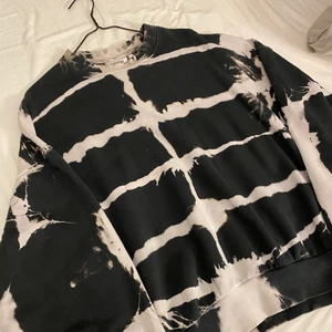 Weekday Sweatshirt - Skitcool sweatshirt från weekday. Köptes i somras men har aldrig kommit till användning. Nypris 499kr💗 mitt pris 220kr💗 storleken är xs men passar allt mellan XS-M✨