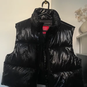 Croppad väst - Croppad väst från Zara, köpte i våras! Använd fåtal gånger därav jättefint skick! Stl L men passar om man har M/S/XS. Pris 250kr eller accepterat bud!