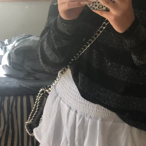 Tiamo väska - Säljer denna skit snygga Tiamo väska. Säljer pga att jag tyvärr inte får användning för den längre då jag gillar andra väskor mer. Fint skick, nypriset var 500. Kan fraktas men möts helst upp! 💕 Köp direkt för 250!