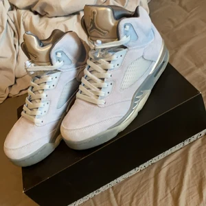 Jordan 5 bluebird - Säljer mina Bluebirds pågrund fel storlek när dem blev köpta annars kan jag ta emot byten mot skorna också