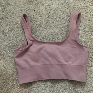 AIMN top - AIMS gymtop i storlek XS säljes för 100:- inklusive frakt, den är använd därav priset men ingenting som syns på toppen. Nypris är 350:-