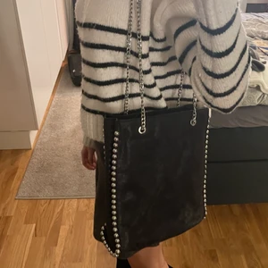 Kedjeväska - Så snygg kedjeväska!! Rätt rymlig så dator oså finns plats, sedan är de ett fack i mitten med dragkedja som är lite mindre! 💖 