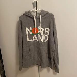 Säljer min norrlands hoodie då jag inte andvänder den längre den har ett litet hål vid snörena men annars fint skick, den är lite ljusare grå än vad den är på bilden