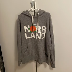 Norrlands hoodie - Säljer min norrlands hoodie då jag inte andvänder den längre den har ett litet hål vid snörena men annars fint skick, den är lite ljusare grå än vad den är på bilden