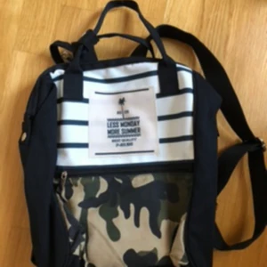Ryggsäck - Säljer denna Ryggsäck då den aldrig kommer till användning! Köpt för ca 400kr (liknar en Fjäll Räven - med storleken och modellen).