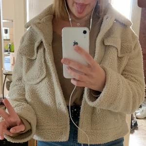 Fluffig jacka  - Säljer min jacka då den inte kommer till användning! Köpt förra året på GinaTricot 💜
