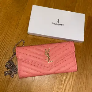 Inte äkta!! Fin väska i en härlig korall/rosa färg från Yves Saint Laurent🥰 250kr + frakt 66kr (spårbart)💞