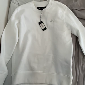 Moose Knuckle Sweatshirt  - En äkta Super fin moose knuckle tröja helt äkta från Thern n lunds, köptes idag på rea så säjer endast för att investera. Helt ny, kvitto och plaggpriset sitter kvar. Storlek S men  den passar M också. ordinarie pris är 2400kr. 