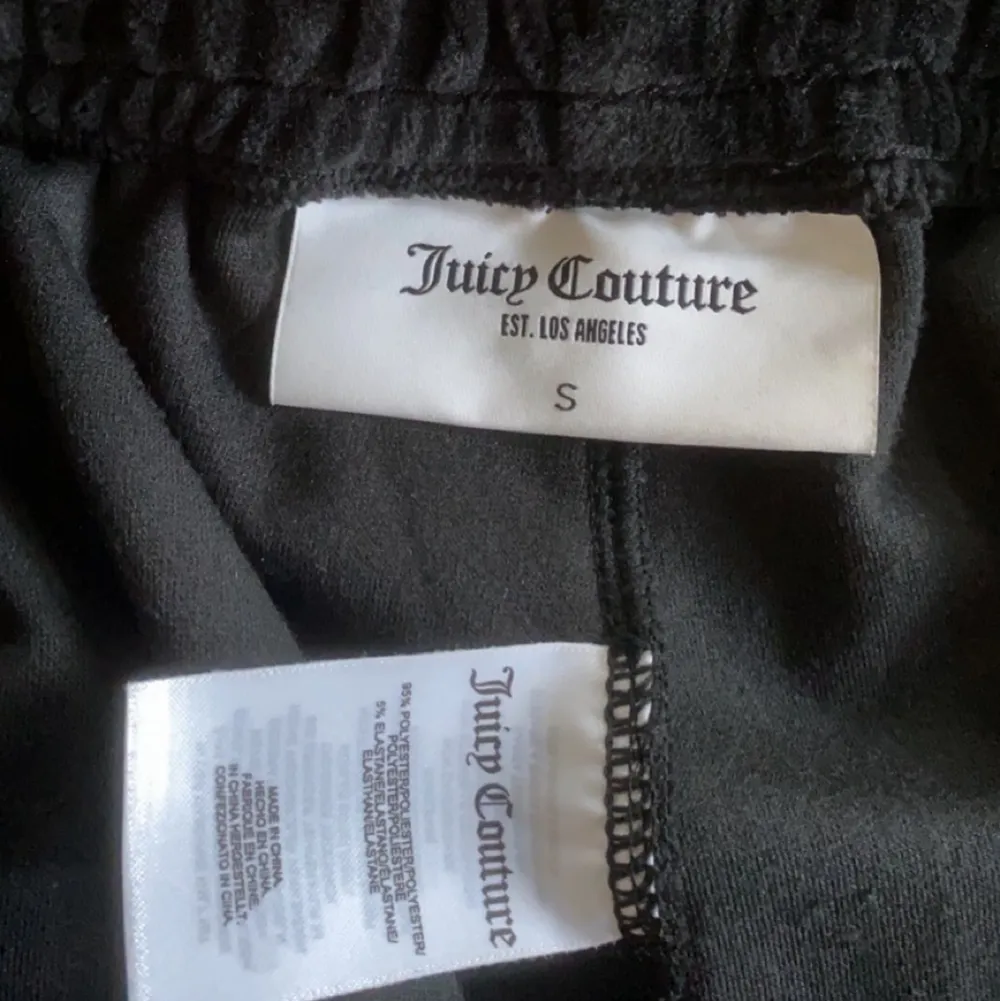 Helt nya Juicy Couture byxor strl S,  Ej använda på grund av för stor strl. Nya kostar 1100:- Pris 520:-. Jeans & Byxor.