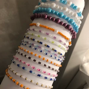 Pärlarmband - Säljer pärlarmband som jag gjort själv💘💘 Kom gärna med egna förslag på färg å design!! Pris för ett med små pärlor: 25kr, pris för ett med små och stora pärlor eller bara stora pärlor: 30kr. Kolla mina andra annonser för annan design som blommor. Frakt tillkommer på 13kr!!:)