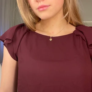 Vinröd blus - Vinröd blus som knappt är använd. Den är köpt på Lindex och är i storlek 34. Säljer för 50kr+ frakt. 🥰