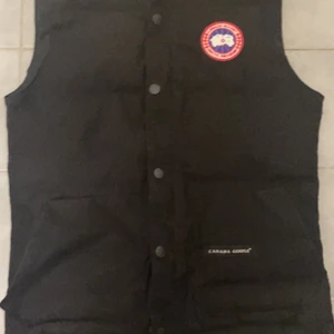 Canada Goose Väst storlek S - Fickorna är lite slitna på västen