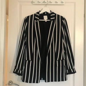 Kavaj - Kavaj från H&M i strl 34. Oversize i modellen. Vadderade axlar. Svart-vit-grön randig (se bild). 2 st fickor fram. Aldrig använd så nyskick. 