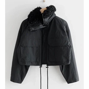 Croppad jacka med fakepäls - 🖤⚡️🖤Säljer denna ASsnygga jacka från other stories i storlek S 🖤⚡️🖤  Endast använd en gång, så jättefint skick 🤩 Kan mötas upp i Malmö eller skicka som paket!! Köpt för 990kr, säljer för 750+eventuell frakt. Bara att skriva för egna bilder 🥰 Har hund i hemmet :)