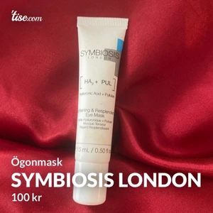 Symbiosis london - En ögonmask från symbiosis London. Aldrig använd dock är utsidan smutsig då den legat bland mitt smink, annars i utmärkt skick. Kostar lite över 700kr (€72) på deras hemsida. Kan dock tänka mig gå ned i pris vid snabb affär