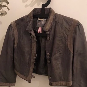 Lipsy London Leatherjacket - Helt ny unik 100% äkta läderjacka i en fin färg samt med fina mockadetaljer. Croppad modell och kortare armar.
